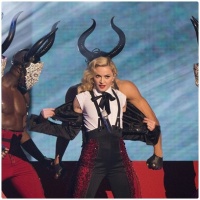 Мадона се преби на сцената